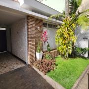 OPORTUNIDADE IMPERD�VEL NO IPIRANGA  Casa t�rrea exclusiva, em rua arborizada, tranquila e extremamente segura, com guarita de seguran�a comunit�ria.