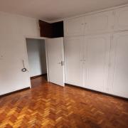 OPORTUNIDADE IMPERD�VEL NO IPIRANGA  Casa t�rrea exclusiva, em rua arborizada, tranquila e extremamente segura, com guarita de seguran�a comunit�ria.